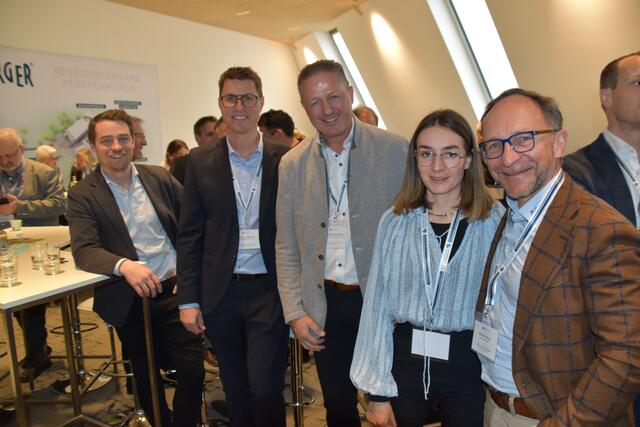 Diskutierten mit: Stefan Föger (Einrichtungshaus Föger), Telfer Bgm. Christian Härting, Alois Kluibenschädl (ALPE Pipe Systems) und Michael Mayr mit Tochter Viktoria (Autopark).