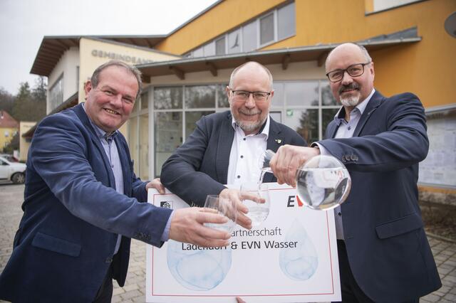 Vizebürgermeister Ladendorf Erich Zeiler, Bürgermeister Ladendorf Thomas Ludwig, EVN Wasser Geschäftsführer Raimund Paschinger | Foto: EVN / Daniela Matejschek