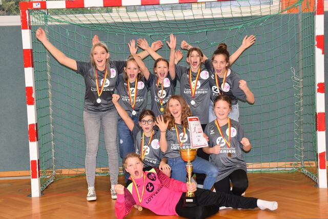 Die Mädels um U13-Team aus Zöbern jubelten über den Turniersieg. | Foto: Michael Strini