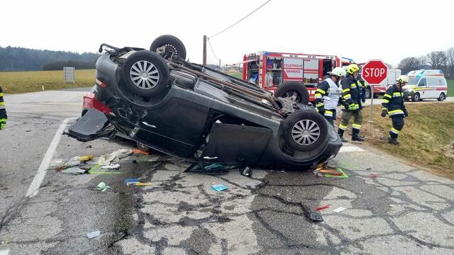 Die Feuerwehren von Kleinfrannach und Manning waren zur Autobergung im Einsatz. | Foto: FF Kleinfrannach