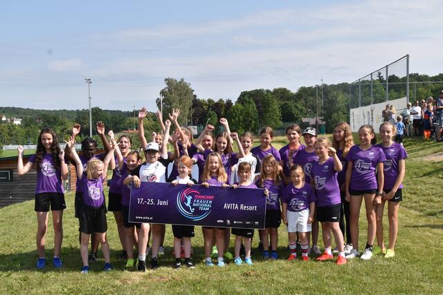 Die Fußballmädchen wünschen dem Team Alles Gute. | Foto: Michael Strini