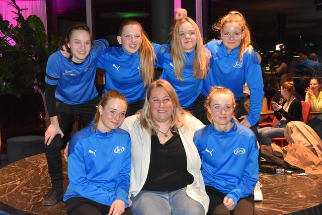 Nina Potz mit Spielerinnen vom U14-Auswahlteam Burgenland. | Foto: Michael Strini