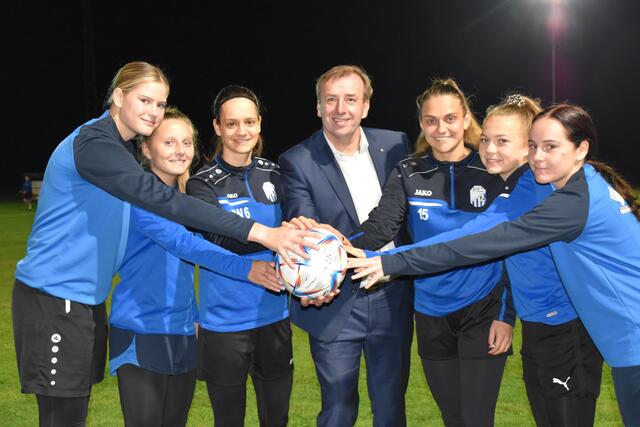 Spielpatronanz und Matchballspende: Alina Hareter, Stephanie Rinnhofer, Barbara Weber, NR Christian Drobits, Katja Graf, Marie-Kristin Leitner und Julia Meixner | Foto: Michael Strini