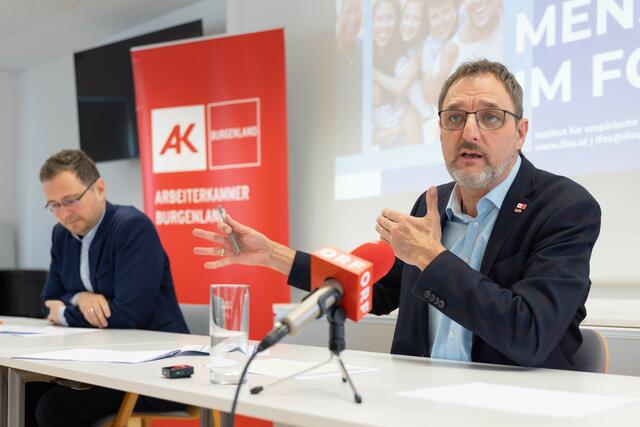 AK-Präsident Gerhard Michalitsch (re.) und IFES-Geschäftsführer Reinhard Raml präsentierten den Arbeitsklima-Index 2022. | Foto: AK Burgenland