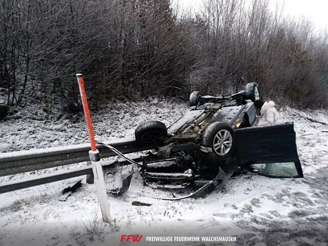Samstag, 25. Februar, kam ein Pkw auf der A8 Fahrtrichtung Suben von der Autobahn ab und landete auf dem Dach. Es gab keine Verletzten. | Foto: FF Walchshausen