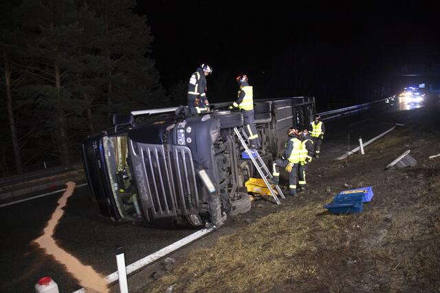 Der Sattelschlepper blieb quer über beide Spuren Richtung Arlberg liegen. Der Lenker aus Rumänien wurde dabei, leicht verletzt. | Foto: zeitungsfoto.at