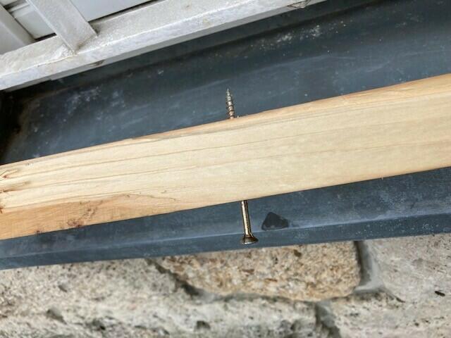 Ein 30-jähriger Obdachloser soll mit einer Holzlatte, aus welcher einer Schraube herausragte, das Personal vor Ort bedroht haben. | Foto: LPD Wien