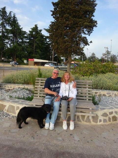 Familie Vielgrader mit ihrem Hund Moritz besuchen gerne Hundezonen. | Foto: Familie Vielgrader
