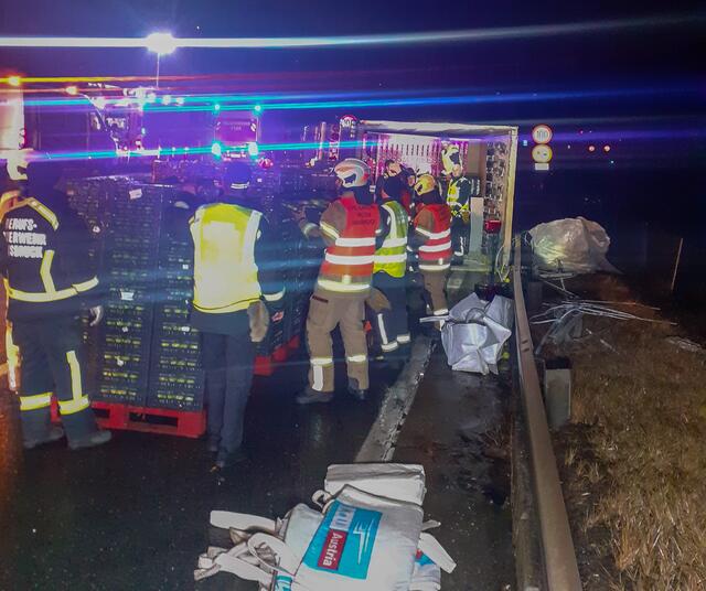 20 Tonnen Äpfel mussten umgeladen werden. | Foto: zeitungsfoto.at