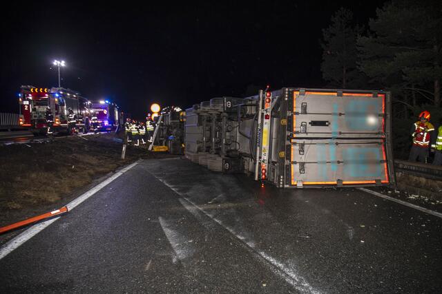 Laut ersten Infos hat der LKW rund 20-25 Tonnen Äpfel geladen. Der Unfall passierte kurz vor dem Bergiseltunnel in Fahrtrichtung Arlberg. | Foto: zeitungsfoto.at
