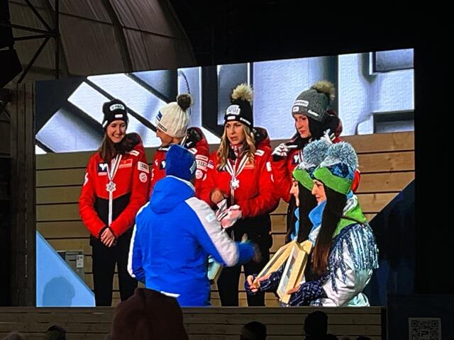 Die Skisprungdamen bei der Siegerehrung in Slowenien. Direkt danach ging es zum Empfang ins Österreich-Haus nach Kärnten. | Foto: MeinBezirk.at