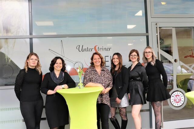 Michaela Untersteiner-Seidl (Bildmitte) und ihr Team feierten die Neueröffnung des Friseurgeschäfts in Hart bei Graz. | Foto: Edith Ertl