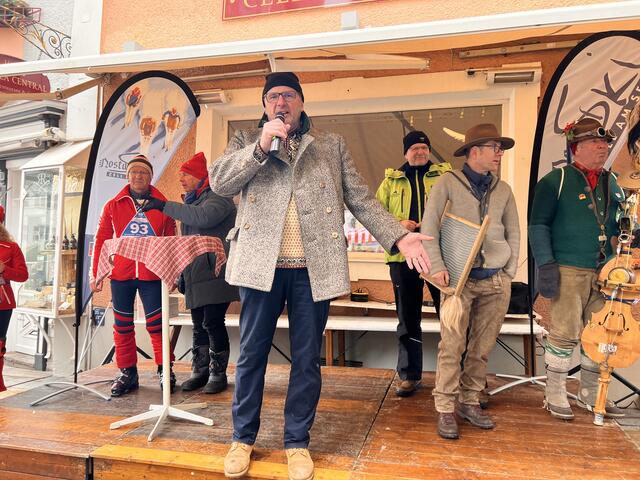NostalSki Organisator Franz F. Schmalzl bei der Begrüßung der Teilnehmer im Bild vl: Bürgermeister Andreas Wimmreuter, Moderator Bernd Cernin, Franz F. Schmalzl, Prokurist der Schmittenhöhebahn Ernst Eder, Christoph Garger, Walter Sommerer | Foto: ©Nostalski.com