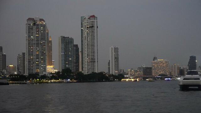 05.02.2023 Bangkok am Chao-Phraya-Fluss abends