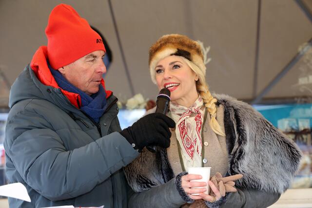 Moderator Bernd Cernin mit Publikumsliebling Silvia Schneider  | Foto: ©Nostalski.com_Fotograf Roland Hölzl