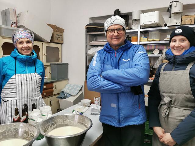 Familie Stürz bei der Zubereitung des perfekten Bierteiges in Perjen. | Foto: Siegele
