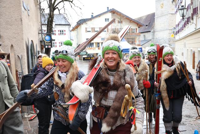 Team Gluf'n beim Aufmarsch auf die Schmitten | Foto: ©Nostalski.com_Fotograf Roland Hölzl