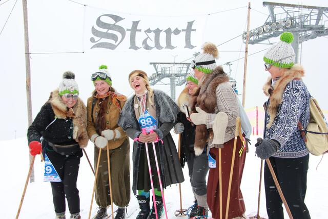 Silvia Schneider am Start von NostalSki mit Team Gluf'n | Foto: ©Nostalski.com Fotografin BR Barbara N. Fink