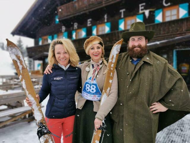 vl. Mag. Renate Ecker Geschäftsführerin Zell am See Kaprun Tourismus mit Silvia Schneider und Lukas Schmiderer | Foto: ©Nostalski.com_TVB Zell am See Kaprun fotografiert von Selina NuArt
