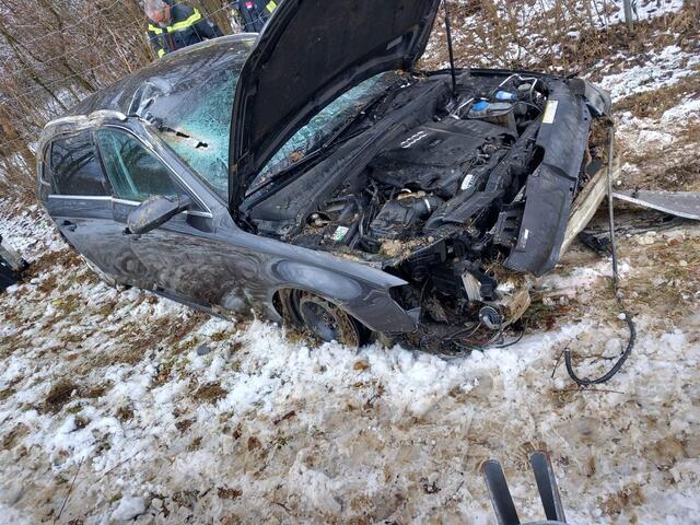 Das Unfallfahrzeug wurde schwer beschädigt, die beiden Fahrzeuginsassen konnten sich selbst befreien. | Foto: FF Steinberg