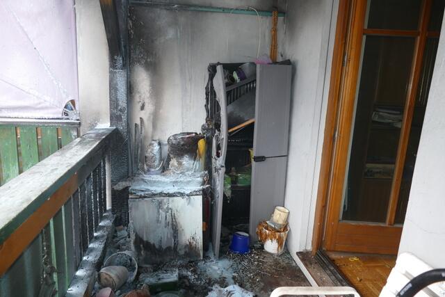 Der Brand brach am Balkon aus. | Foto: FF/Horn