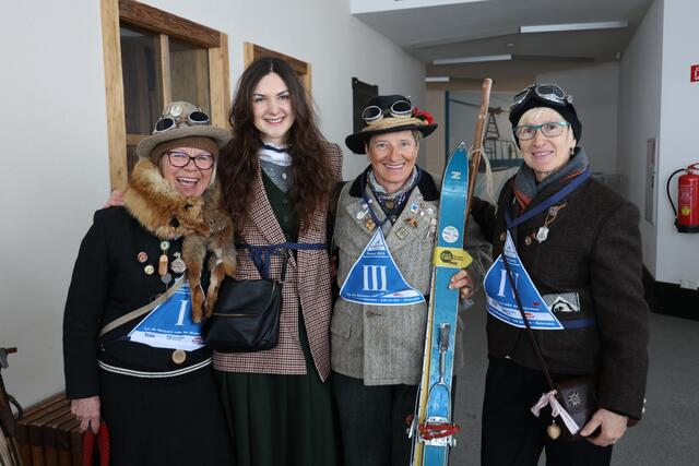 vor dem Fernlauf Start Erni Ortner, Monika Filipska, Dorothea Vollger und Regina Danzl | Foto: ©Nostalski.com_Fotograf Roland Hölzl