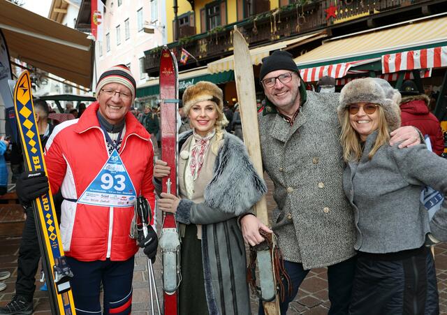 vor dem Aufmarsch auf die Schmitten vl. Bürgermeister Andreas Wimmreuter, Publikumsliebling Silvia Schneider, NostalSki Organisator Franz F. Schmalzl mit Partnerin Nicole Egger | Foto: ©Nostalski.com_Fotograf Roland Hölzl