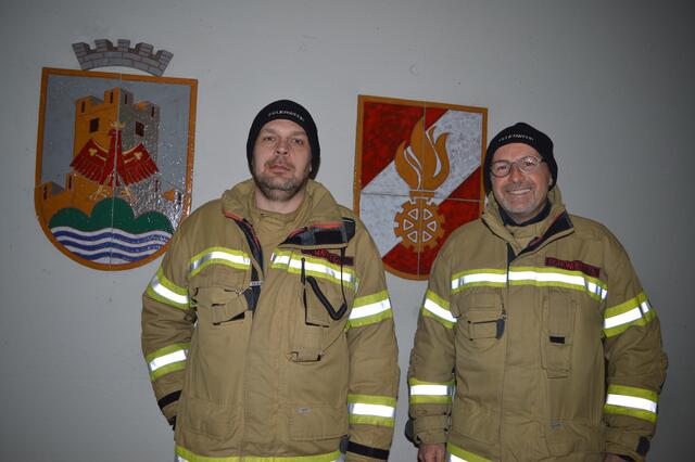 Kdt. der Stadtfeuerwehr Landeck Christian Mayer und Kdt. Stv. Thomas Schönherr (v.li.) gaben vor Einbruch der Dunkelheit interessante Hintergrundinformationen. | Foto: Siegele
