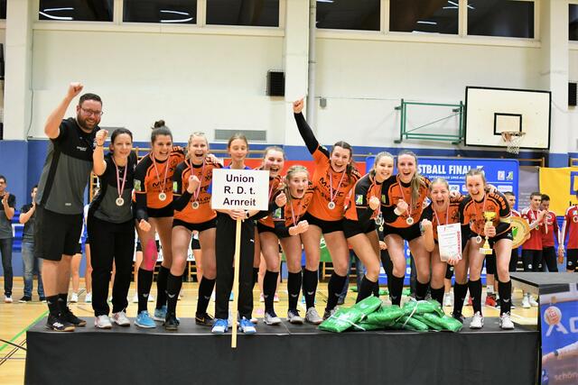 Trotz der kurzen Enttäuschung über die Niederlage im Finale zeigten sich die Arnreiterinnen stolz auf ihre erbrachten Leistungen.  | Foto: Manfred Lindorfer 