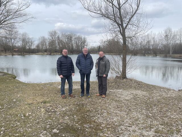 Fischereischutzorgan Harald Unter, Obmann Günther Meier und Fischereischutzorgan und stellvertretender Obmann Michael Eder vor Teich Nummer 3. (v. l. ) | Foto: BRS/Moser