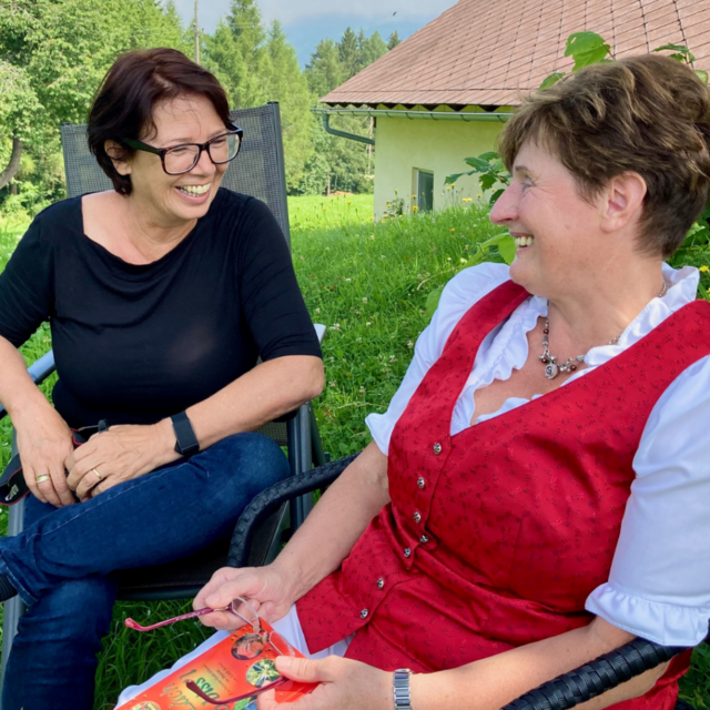 Nina Popp im Gespräch mit Mundartdichterin Edith Kienzl. | Foto: Privat