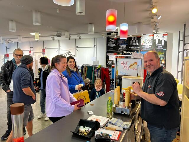 Mit Hot Dogs und Getränken wurden die American Sale BesucherInnen von der Mr. John's Erlebnisgastronomie versorgt.  | Foto: Thurner