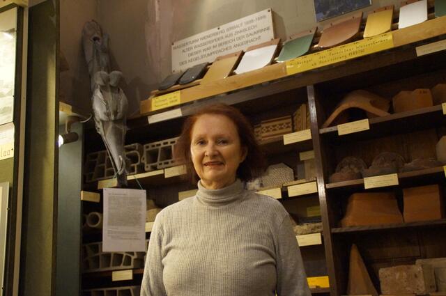 Museumsleiterin Eva Fischer vor einem ihrer Lieblingsobjekte: Dem Wasserspeier (l.) aus dem Wasserturm. | Foto: Karl Pufler