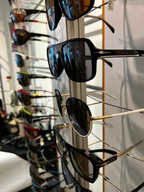 Sonnenbrillen zahlreicher Marken und Modelle von Weinseisen Optik.  | Foto: Thurner