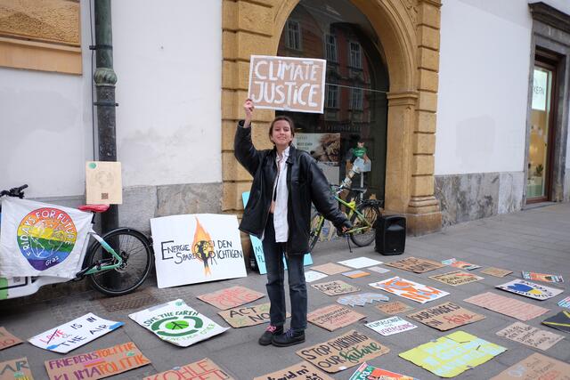 Am 17. Februar wurde mit einem Schildermeer auf den Klimastreik am 3. März aufmerksam gemacht, der auch in Graz stattfinden wird.  | Foto: Magy