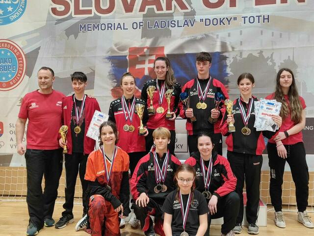 Trainer Michael, Simon Raab, Anna Schmidl, Viktoria Hader, Felix Schmidl, Yvonne Schmidl, Lee Lina Bauer;
knieend: Emily Roth, Christoph Spielhofer, Lena Kreiner, Emma Nukic | Foto: KBC Rohrbach