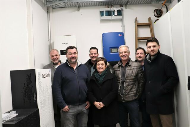 Entscheidungsträger und Professionisten beim Stromspeicher im Keller des Gemeindeamtes | Foto: Edith Ertl