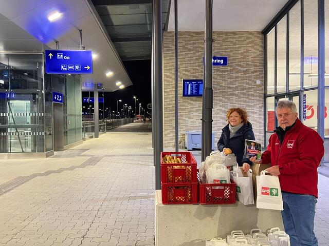 Für die Pendlerinnen und Pendler gab es am Bahnhof Fehring Frühstück von Cornelia Schweiner und Siegfried Trauch. | Foto: SPÖ Südoststeiermark