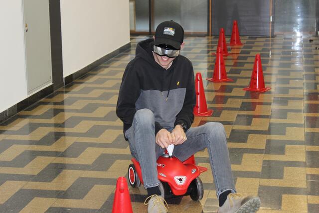 Mit einer "Rauschbrille", die einen Alkoholpegel von 1,2 Promille simuliert, wurde Bobby Car gefahren | Foto: TFBS Lienz