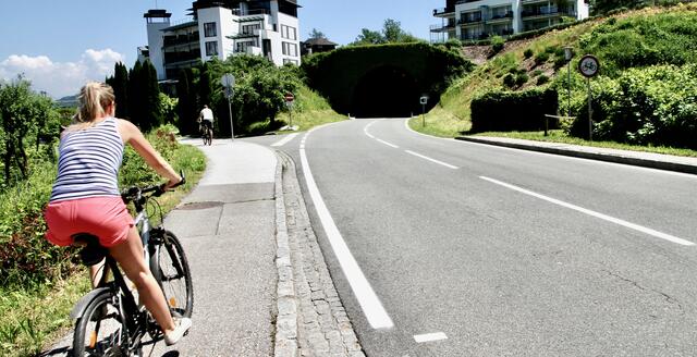 Während Radfahrer an der Süduferstraße immer wieder ausweichen müssen, haben Autofahrer freie Fahrt. | Foto: MeinBezirk.at