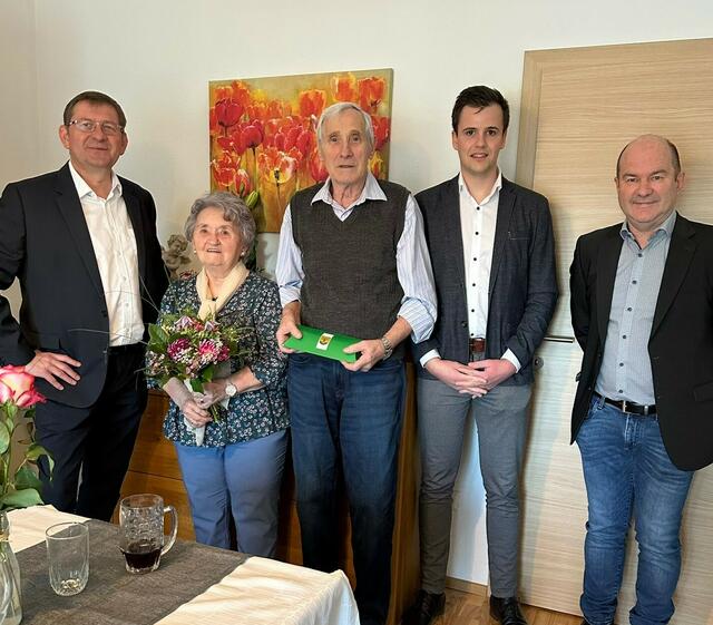 Ihren 60. Hochzeitstag feierten Maria und Wilhelm Teubl: Bgm. Anton Szmolyan, Maria und Wilhelm Teubl, Vizebgm. Nico Ott und OV Rainer Omasits. | Foto: Gemeinde Weiden bei Rechnitz