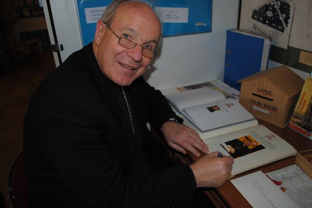 Erinnerung an einen denkwürdigen Tag: Kardinal Christoph Schönborn verewigt seinen Besuch im Gästebuch des Bezirksmuseums Favoriten! | Foto: Petra Bukovsky
