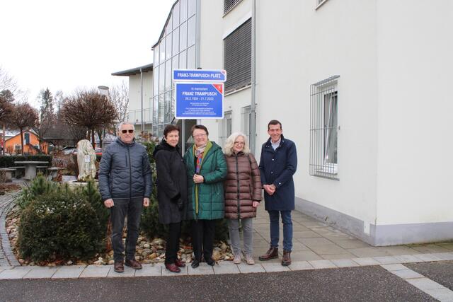 Feierlich eingeweiht von Vizebürgermeister Johann Ritter, Barbara Gross, Franz Trampusch‘ Töchter Isabella und Karin und Bürgermeister Peter Stradner. | Foto: MG Wagna