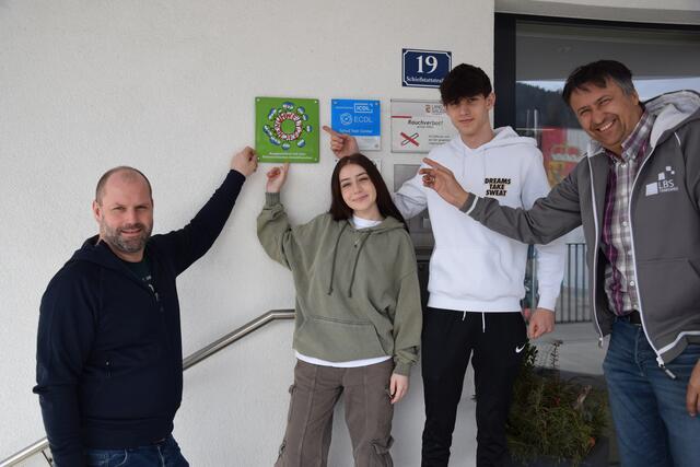 Projektverantwortlicher Bernd Gappmayer mit Schüler*innen der LBS Tamsweg und Direktor Johann Grall