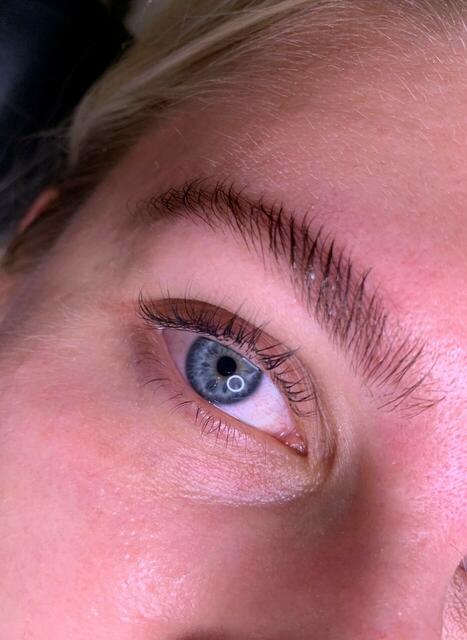 Ein Beispiel für ein Wimpern- und Augenbrauenlifting. | Foto: Privat