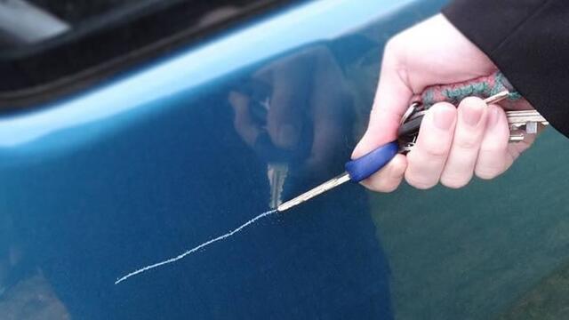 Auf frischer Tat ertappte die Polizei eine Frau in der Donaustadt, wie sie die Motorhaube eines stehenden Fahrzeuges zerkratzte. Doch das war nur die Spitze des Eisberges, wie Ermittlungen ergaben. (Symbolbild) | Foto: pixabay