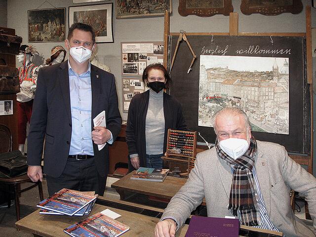 Bezirksvorsteher Marcus Franz und sein Vize Gerhard Blöschl (r. beide SPÖ) besuchten Museumsleiterin Eva Fischer im Bezirksmuseum. | Foto: Bezirksmuseum Favoriten