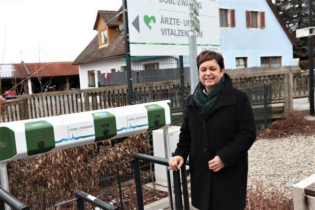 Bgm. Waltraud Walch vor den drei Fahrrad-Ladestationen beim Gemeindeamt Dobl-Zwaring. | Foto: Edith Ertl