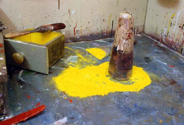 So wird die Schreibfarbe angerieben. | Foto: Petra Leban