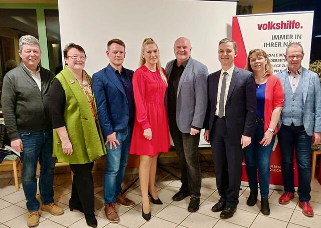 Der neue Volkshilfe-Bezirksvorsitzende Günter Holzer und Stellvertreter Philipp Geiger im Kreis der Gratulanten. | Foto: KK